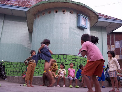 BAGI cewek yang pernah masa anak-anaknya bermain tali dari karet gelang, pasti tahu cara mainkannya. 