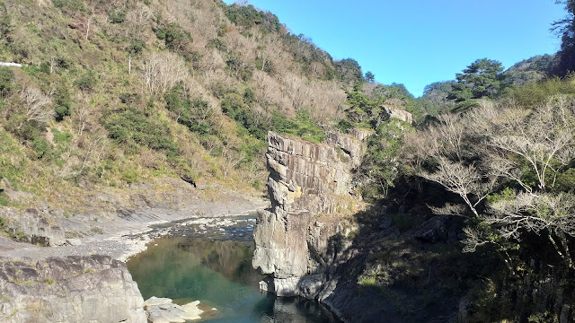 非常漂亮的軍艦岩，岩石的節理很清晰