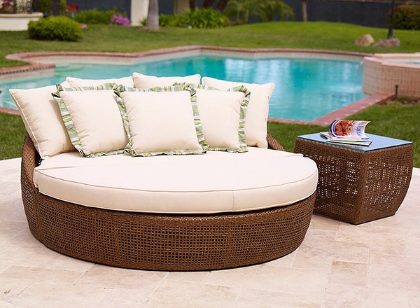 Merancang Desain Daybed Outdoor Unik dari Rotan