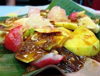 Rujak yang terbuat dari tujuh macam buah-buahan