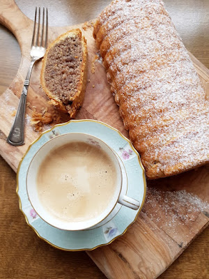 Saftiger Nusskuchen, gebacken in einer Rehrückenbackform