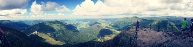 Sommet du Puy Mary, Vue sur les Monts du Cantal et le Parc Regional des Volcans d'Auvergne