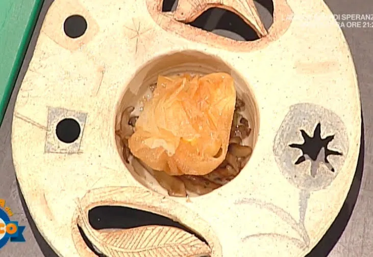 Uovo croccante, sfiandrine e robiola liquida