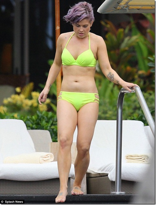 Kelly-Osbourne-Bikini-Candids-In-Hawaii-04