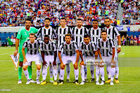 JUVENTUS F. C. - Turín, Italia - Temporada 2017-18 - Gianluigi Buffon, Sami Khedira, Mario Mandzukic, Andrea Barzagli, Mario Lemina y Mehdi Benatia; Stephan Lichtsteiner, Kwadwo Asamoah, Claudio Marchisio, Stefano Sturaro, y Rodrigo Betancur - F. C. BARCELONA 2 (Neymar 2)  JUVENTUS F. C. 1 (Chiellini) - 22/07/2018 - Partido amistoso, International Champions Cup - East Rutherford, Nueva Jersey, Estados Unidos, MetLife Stadium