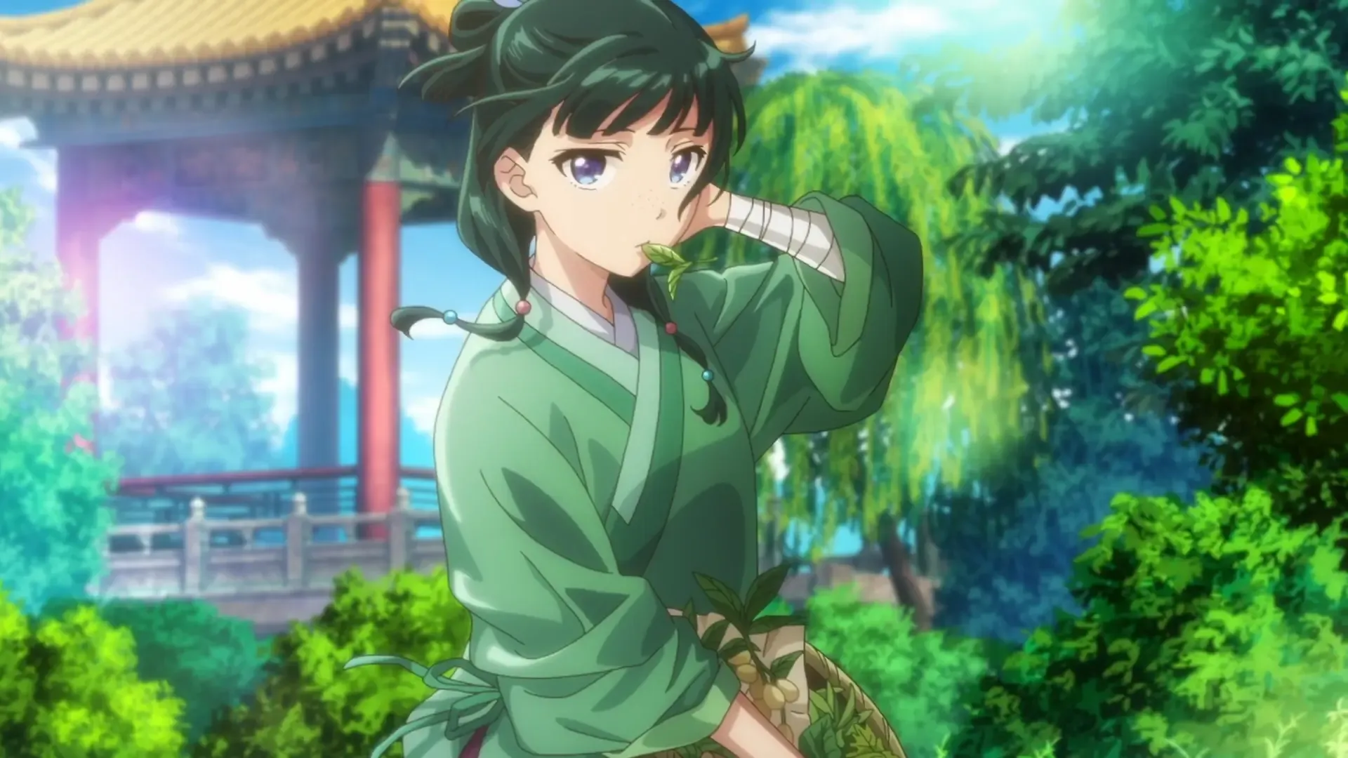 Zielarka Maomao, główna bohaterka anime Kusuriya no Hitorigoto z koszem ziół