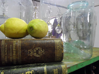 detalle de libros antiguos y limones bodegon de antiguedades merale en desembalaje cantabria