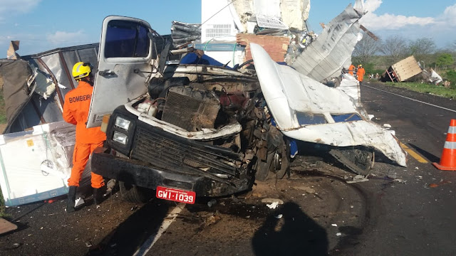 Em Canapi/AL, colisão entre carreta e caminhão na BR-423 resulta na morte de uma  pessoa
