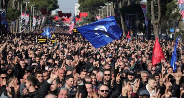 Αλβανία: Χιλιάδες διαδηλωτές στην αντικυβερνητική διαδήλωση