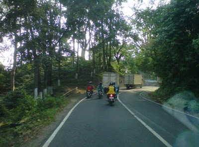 +Foto pemandangan alam pegunungan dan hutan antar Banyuwangi dan Jember