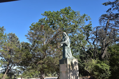 foto de escultura no jardim du rocher des doms 