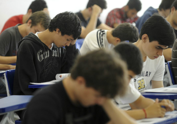 Alunos do Ensino Médio podem receber bolsa a partir de março