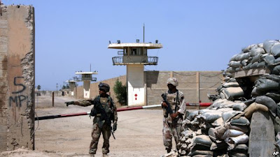 Tentara Irak menjaga penjara Abu Ghraib di pinggiran Baghdad