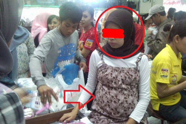 Ibu Ini Ingin Mengembalikan Baju Bayi Ia Beli Namun Ditolak Kasir, Setelah Dijelaskan... Petugas Toko Pun Langsung Menangis!!