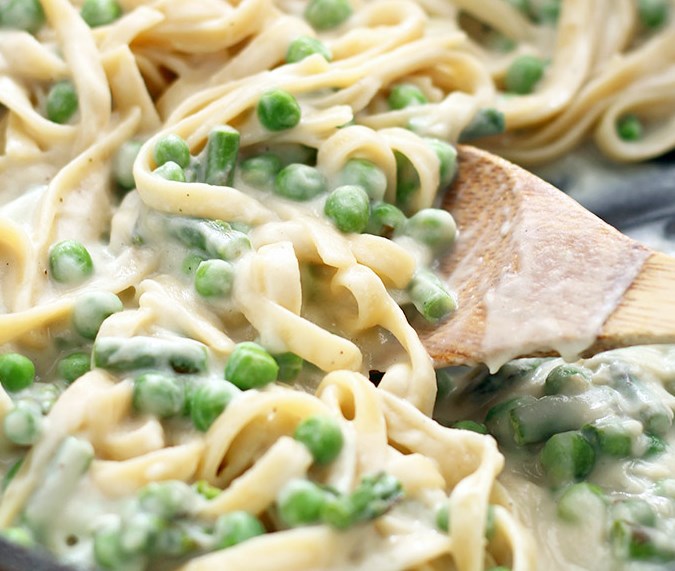 VEGAN GARLIC ALFREDO WITH ASPARAGUS & PEAS