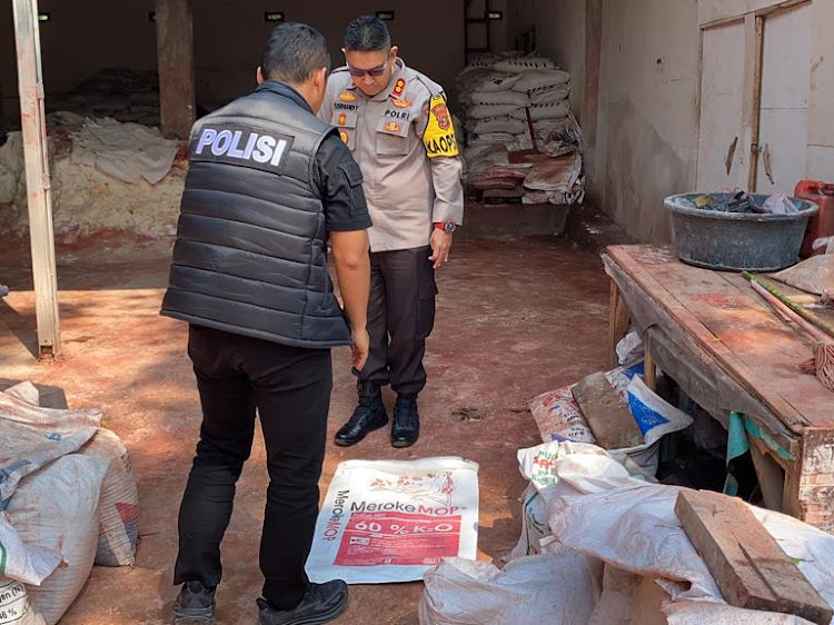 Polisi Grebek Lokasi Pembuatan Pupuk Palsu di Kalianda, 3 Orang Ditangkap
