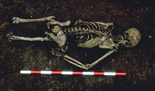 Скелет мужчины был найден с плоским камнем во рту