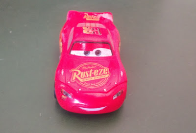 Miniatura de plástico carro Relampago Mcqueen do desenho Carros Disney - 12 cm  R$ 15,00