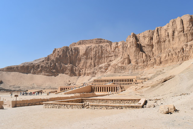 foto externa do templo de Hatshepsut