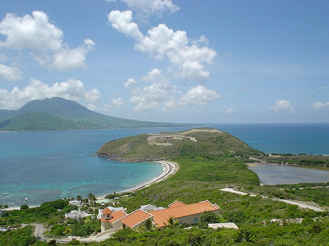 Pemandangan pulau Nevis dari semenanjung tenggara Saint Kitts