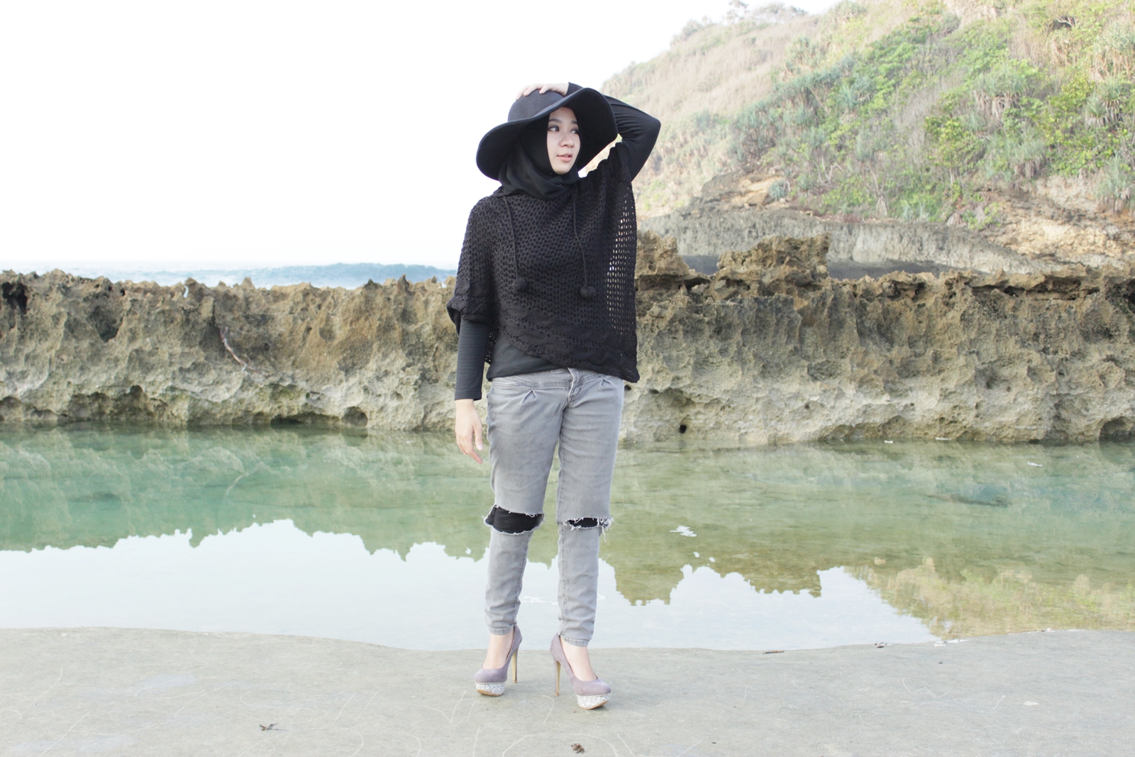 Outfit Hijab Yang Cocok Untuk  Ke  Pantai 