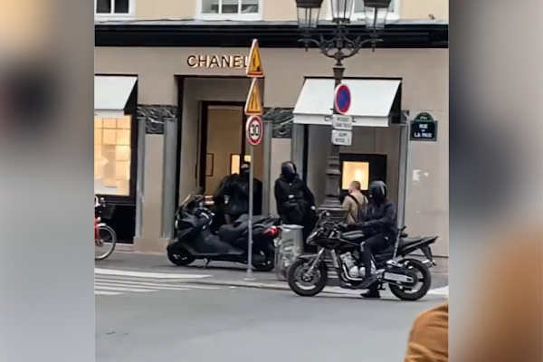 [VIDEO] – Braquage armé dans une boutique Chanel à Paris, les suspects en fuite