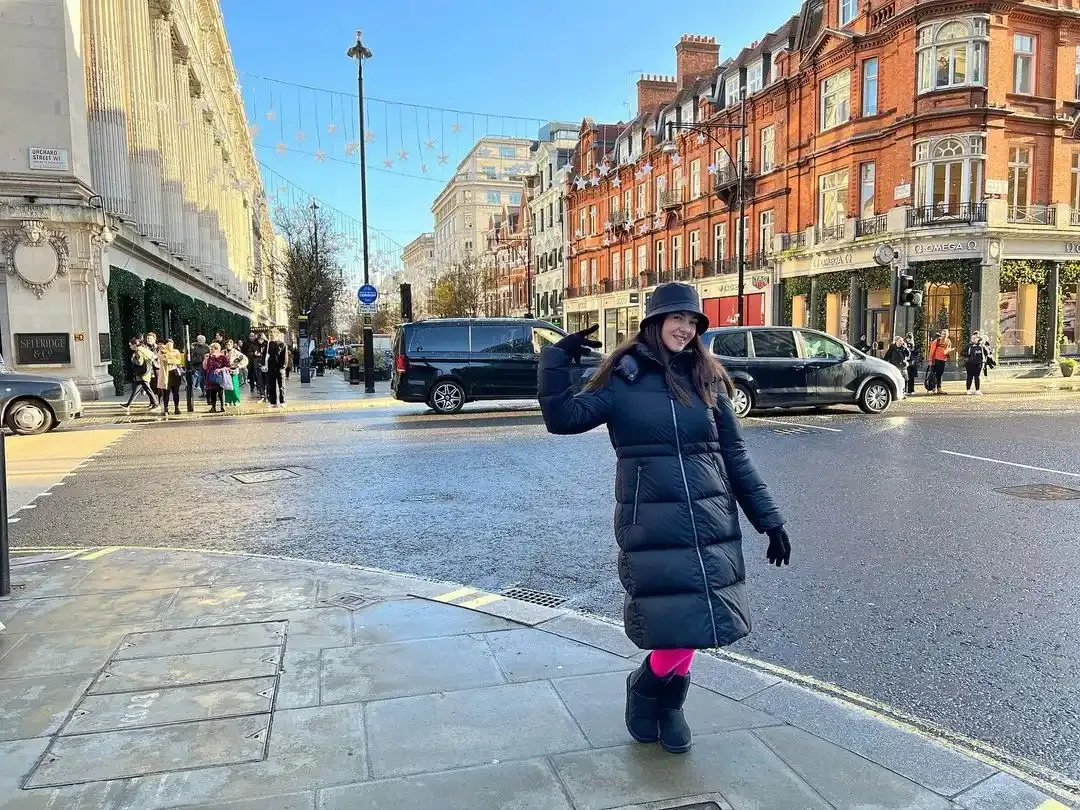 وكالة البيارق الإعلامية خضعت الفنانة دنيا سمير غانم تخضع لجلسة تصوير جديدة. ونشرت دنيا صور الجلسة، عبر حسابها الرسمي بموقع "إنستجرام"، ظهرت فيها بملابس شتوية خلال تواجدها في إحدى الدول الأوروبية.  وانهالت تعليقات الجمهور على الصور:"إية الحلاوة دي ماشاء الله، ربنا يحفظك من كل شر، مش عارفه أطلع من الحلاوة دي بجد، إيه الحلاوة دي، أجمل دودي، أتمنالك السعادة، قمر، حلوة يابنت، الدلع كله ياقمري".  يذكر أن دنيا سمير غانم يُعرض لها حاليا بدور العرض السينمائي فيلم "تسليم أهالي"، بطولة النجوم: هشام ماجد وبيومي فؤاد ومحمد ممدوح ولوسي ودلال عبدالعزيز وغيرهم، من تأليف شريف نجيب، ومن إخراج خالد الحلفاوي، ومن إنتاج شركتي "سينرجي" و"روزناما".