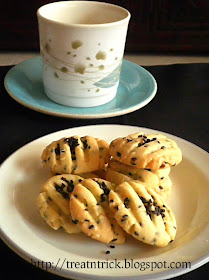 Crunchy Sesame Cookies