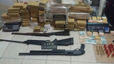 PM apreende 50kg de maconha, armas e R$ 20 mil em operação na região de Ubatã