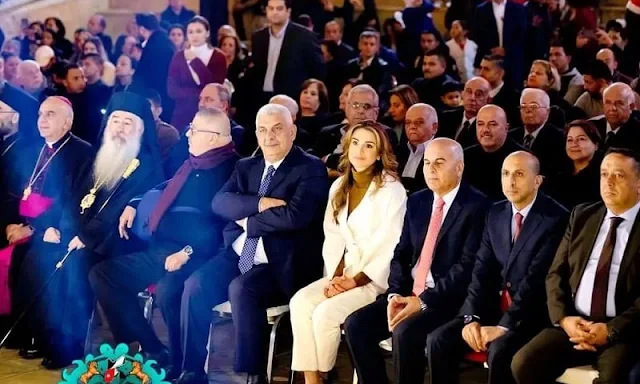 Queen Rania joined residents of Fuheis in the Christmas tree-lighting festivities at Al Qanater Amphitheater.