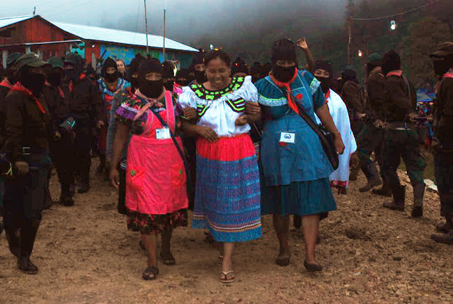 Marichuy acompañada de compañeras zapatistas y la Comandanta Míriam