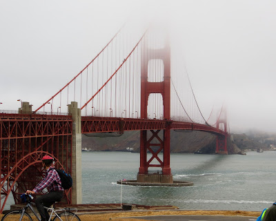 Il Golden Gate Bridge immerso nella nebbia in una sera d'estate