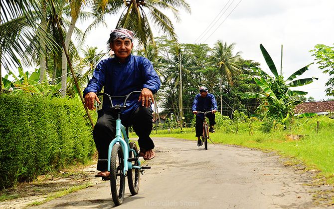 Perwakilan Pokdarwis Desa Wisata Malangan mengantar kami naik sepeda