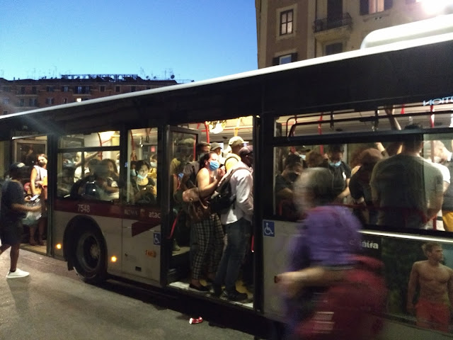 L'odissea dei pendolari di Roma, tra metro e bus pieni