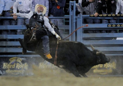 Most Dangerous Moment of Rodeo Seen On www.coolpicturegallery.us