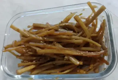 사각형-반찬통에-담긴-우엉볶음-사진