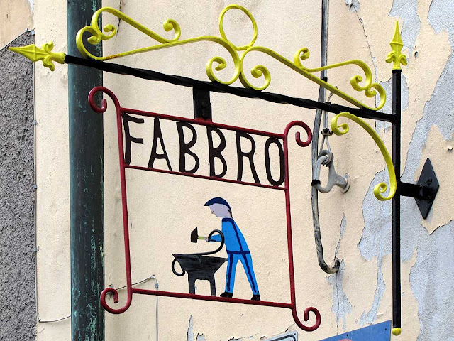 Fabbro, Blacksmith sign, via dei Bagnetti, Livorno