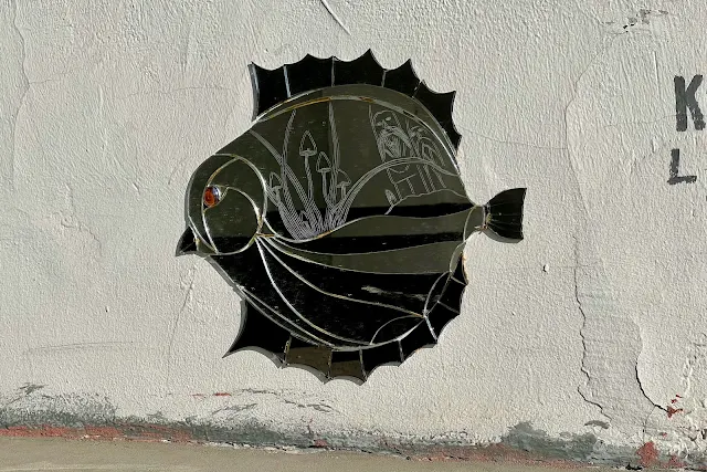 Ленинградский проспект, зеркальное граффити Небесные рыбы – Skyfish «Лесовик» (цикл «Шаманские рассказы»)