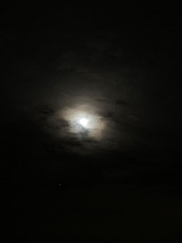 Fotografia noturna da Lua Cheia com Nuvéns.