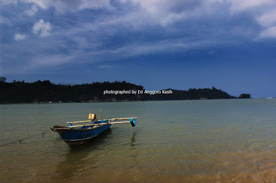 Pantai Palatar Agung, dengan Pulau Nusakambangan sebagai latar belakang.