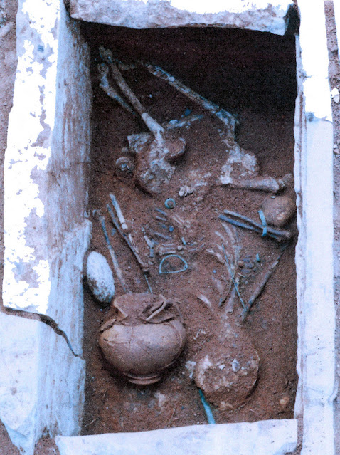 Ενας από τους περίπου 500 τάφους της ύστερης πρωτογεωμετρικής εποχής, που ανασκάφηκαν τη δεκαετία του ’90 στη Σταμνά.