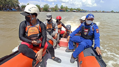 SPKKL Sambas Bersama Rapala Cari Nelayan Hilang di Perairan Selakau