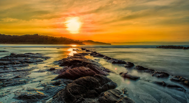 Keindahan Panorama Pantai Sawarna di Banten yang Memukau