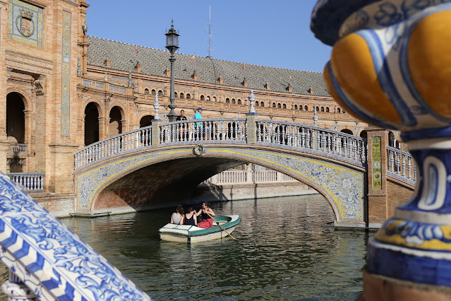 Uno de los puentes con una baca cruzando del canal de la plaza de España de Sevilla.