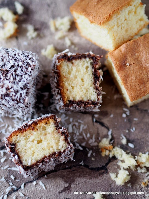 kudlacze, lamingtons, ciastka, ciastko australijskie, biszkopt, polewa czekoladowa, co zrobic z suchym biszkoptem, wiorki kokosowe