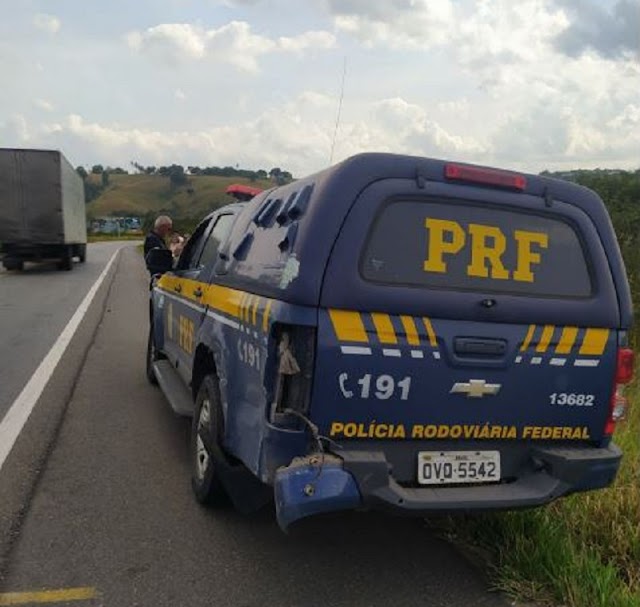 Caminhoneiro bêbado colide com viatura da PRF e acaba preso na BR-101, em Conceição do Almeida