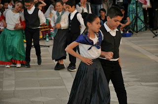 progetto Ballo Sardo-  Alcune foto dello spettacolo Ballus e Cantus in Piazza Marconi a San Gavino - scuola primaria di via Fermi