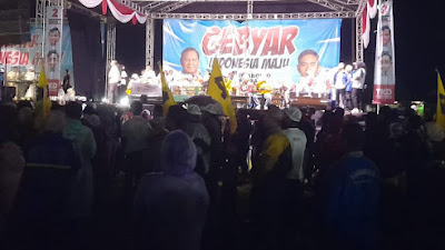   Hujan.."Polres Tulang Bawang Barat tetap Amankan Kampanye Relawan Prabowo Gibran Di Lapangan Pulung Kencana.