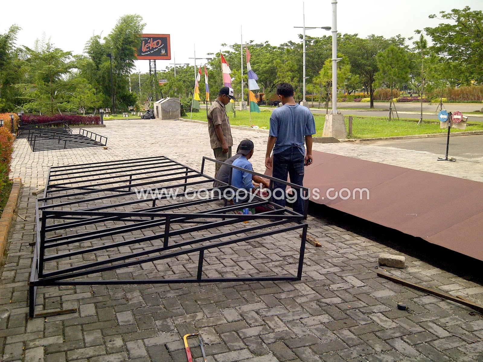 Pemasangan Awning Kain, Tenda Canopy untuk Kafe Resto memakai Sablon 