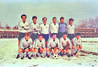 F. K. PARTIZAN DE BELGRADO - Belgrado, Yugoslavia - Temporada 1984-85 - Con Dragan Mance (agachado en el centro) de figura principal,  el Partizan había conseguido reunir un gran equipo y, en esta temporada, consiguió la gesta de eliminar al Queens Park Rangers en la Copa de la UEFA levantando en Belgrado un 6-2 en contra de la ida. Pero Mance murió trágicamente en accidente de tráfico en septiembre de 1985, con solo 22 años, truncándose una carrera que se aventuraba irrepetible